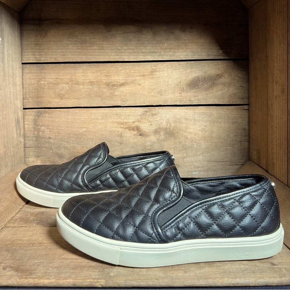 STEVE MADDEN ECENTRQ Black Faux Leather Quilted Slip On Sneakers Size 7